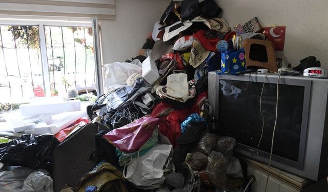 Kötü koku yayılan evden 20 kamyon çöp çıktı