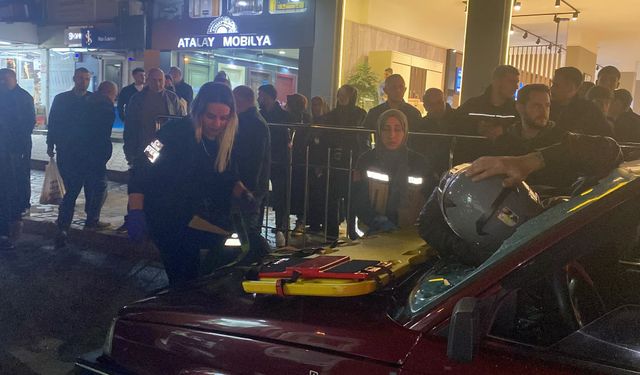 Motosiklet sürücüsü otomobilin ön camından içeri girdi