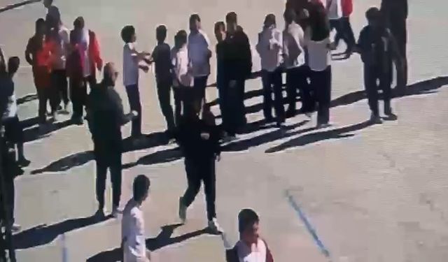 Nefes borusuna yiyecek kaçan öğrencisini Heimlich manevrasıyla kurtardı