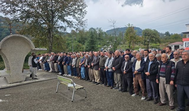 Oğlunu öldüren cinayet şüphelisinin annesi tarafından tabancayla vurulan kadın, toprağa verildi