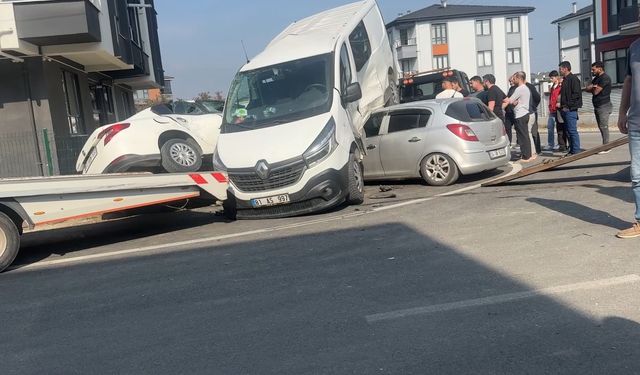 Otomobil ve minibüs çarpışıp savrulduktan sonra park halindeki araca çarptı: 3 yaralı
