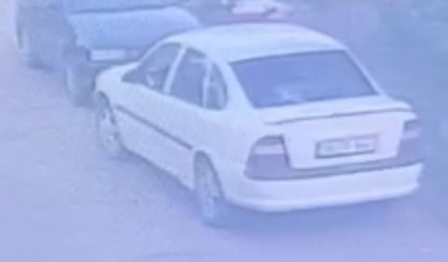 Park halindeki otomobilden saat çaldı; hırsızlık anı kamerada