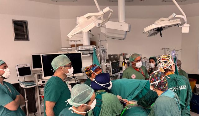 Samsun'da 17 yaşındaki hastanın göğsü ameliyatla düzeltildi