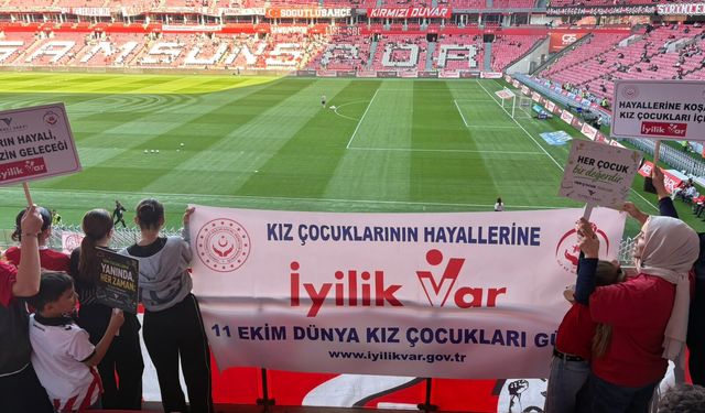 Samsun'da kız çocukları maçı locadan izledi