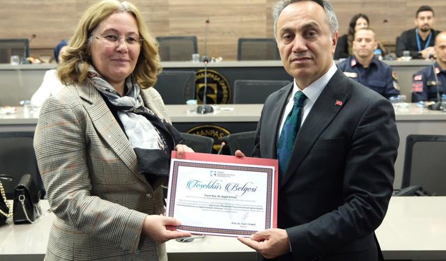 TOGÜ'de eğitmenlere teşekkür belgesi