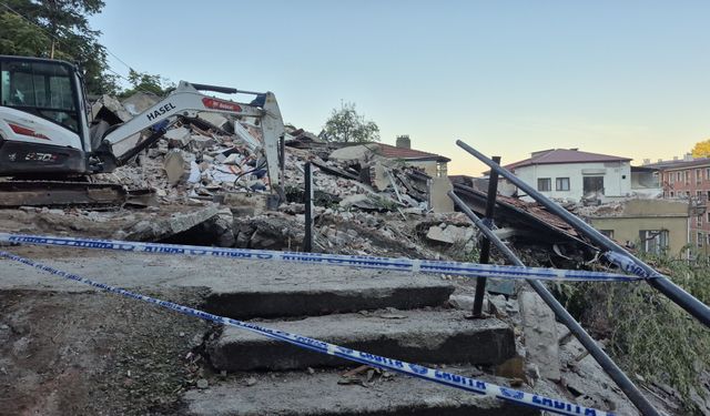 Yıkılan binada yaşamını yitiren kadın toprağa verildi