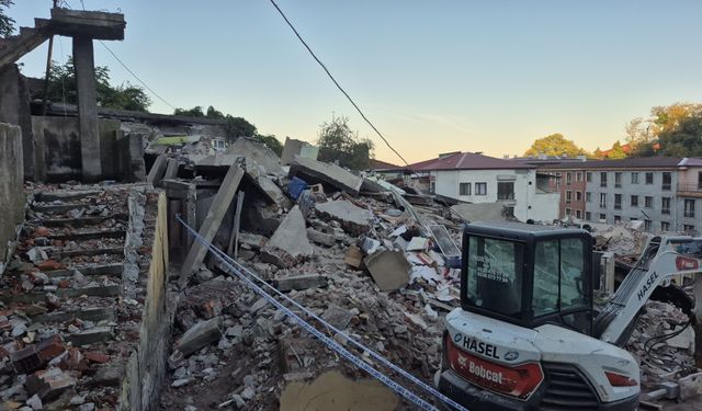 Zonguldak'ta çöken 3 katlı evin çevresindeki 7 bina tahliye edildi