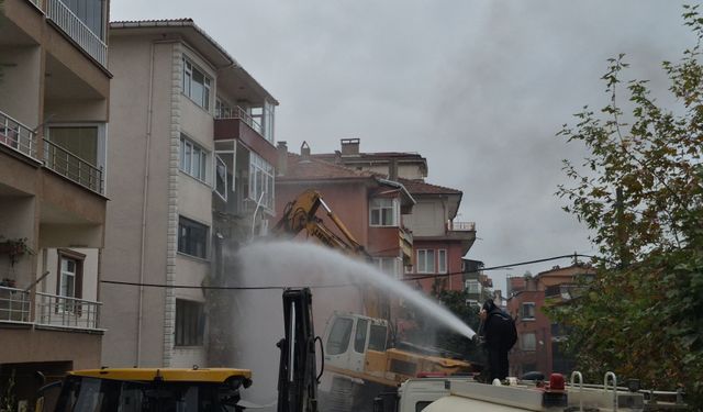 Zonguldak'ta riskli apartmanın yıkımı başladı
