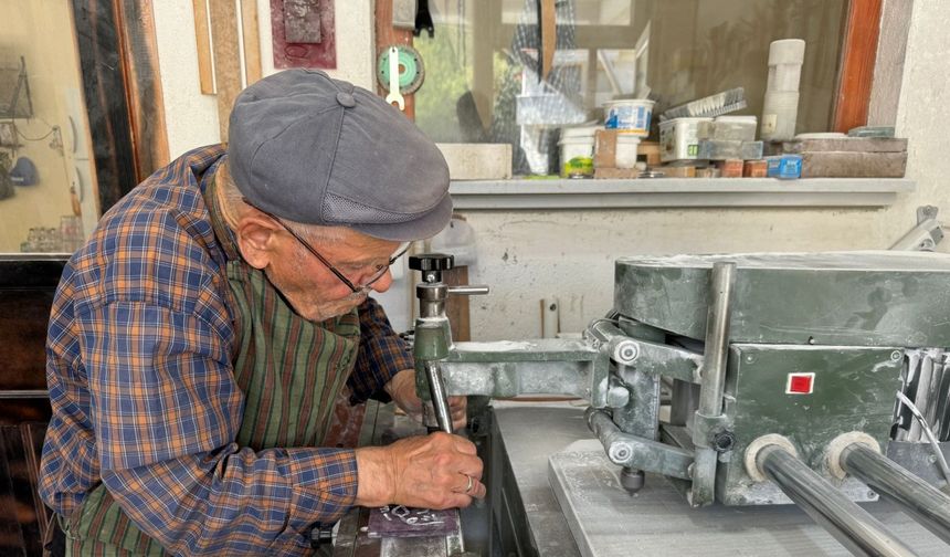 62 yıllık mezar taşı ustası, kendisi için 2 ayrı mezar taşı yaptı