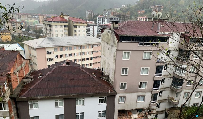 Rize'de heyelan: 1 ölü, 2 bina tahliye edildi/Ek fotoğraflar