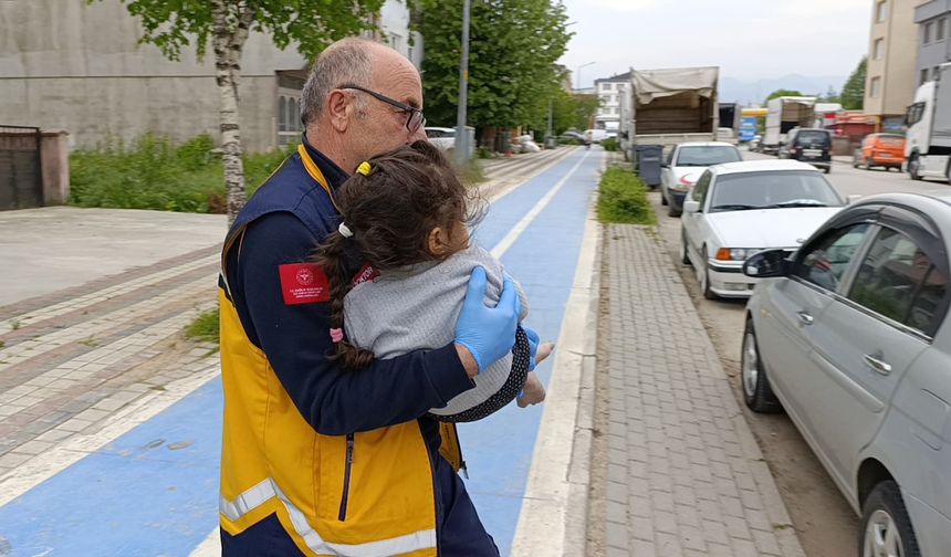 4 metreden moloz çuvallarının üzerine düşen Ayşe, yaralandı