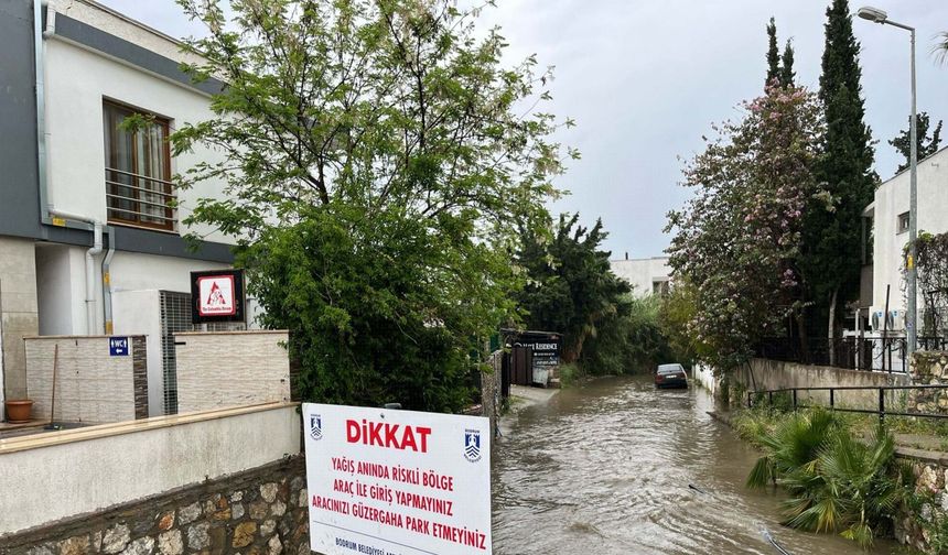 Bodrum’da sağanak etkili oldu; sel suları nedeniyle denizin rengi kahverengine döndü