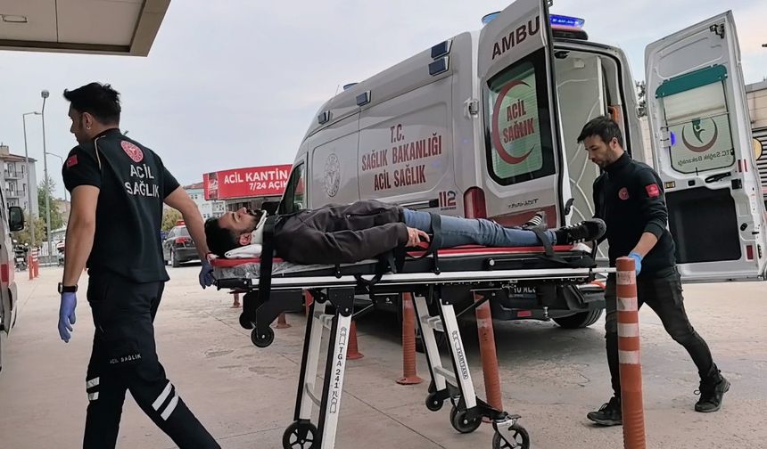Bursa'da çarpışan 2 otomobilden 1'i, park halindeki 5 motosiklet ile hafif ticari araca çarptı; 4 yaralı