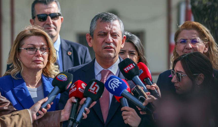 İstanbul - Özgür Özel, Bakırköy Kadın Kapalı Cezaevi'ndeki tutukluları ziyaret etti
