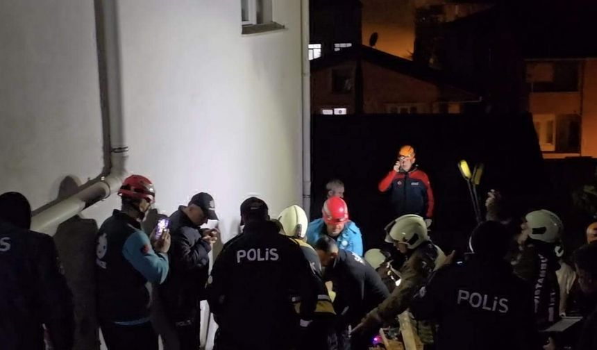 İstanbul - Sultanbeyli'de boru tamir eden kişi göçük altında kalarak yaralandı