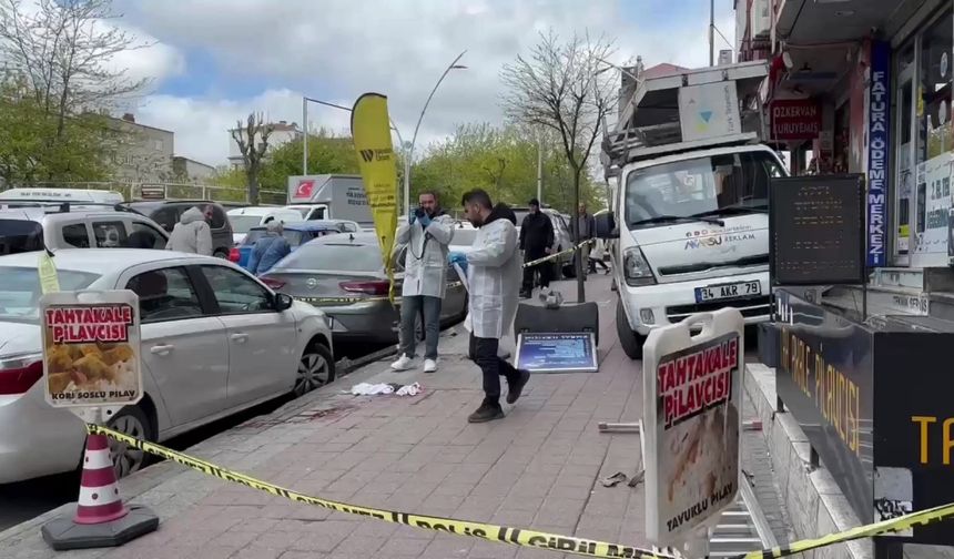 İstanbul - Sultangazi’de tabela takmak için çıktığı aracın üzerinden düşen kişi hayatını kaybetti