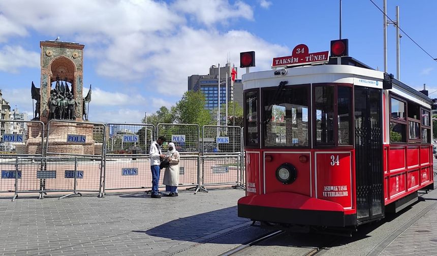 İstanbul- Taksim'de 1 Mayıs hazırlıkları sürüyor