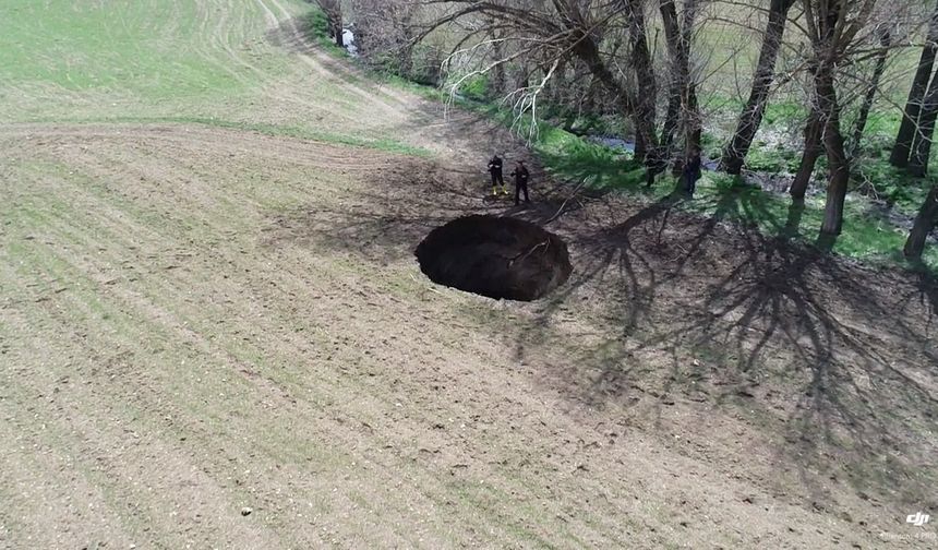 Sivas'ta tarlada 7 metre çapında obruk oluştu