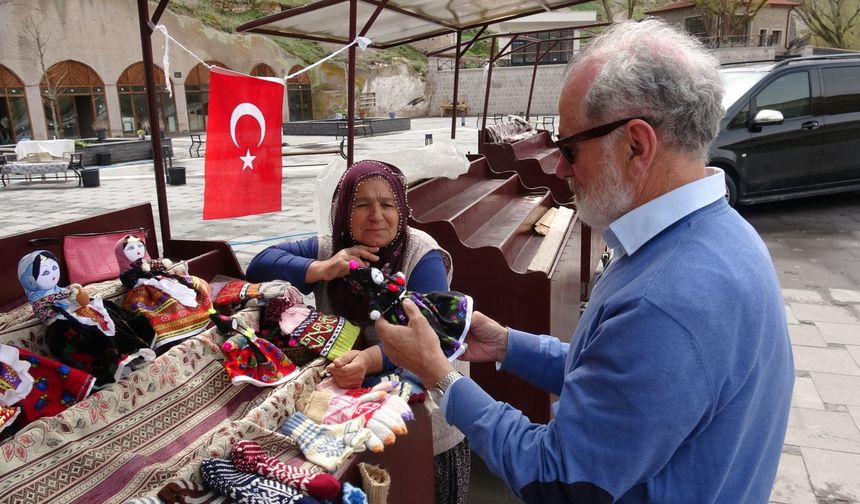 42 yıldır sattığı bez bebekler için 5 dil öğrendi