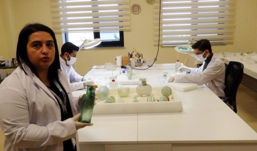 Asrın depreminde hasar gören cam ve seramik eserler lobaratuvarlarda onarılıyor