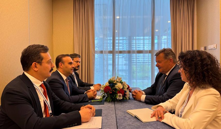 Bakan Kacır'dan Polonya'da diplomasi trafiği