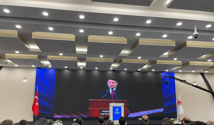 Bakan Tunç: Demokrasisi olmayan ülkelerin, Türkiye'nin üzerinde gösterilmesi inandırıcı değil