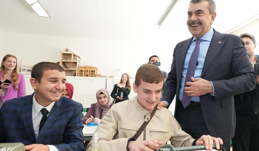 Bakanlar Tekin ve Göktaş'tan, görme engelli öğrencilere ziyaret