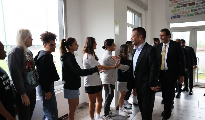 Başkan Doğan’dan U19 ve kadın futbol takımlarına ziyaret