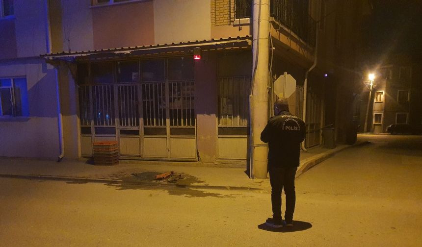Bursa'da engelli gencin bakkal önünde çıkardığı yangın, büyümeden söndürüldü