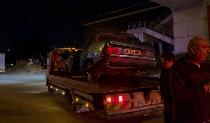 Bursa'da TIR'a arkadan çarpan otomobil hurdaya döndü; sürücü ağır yaralı
