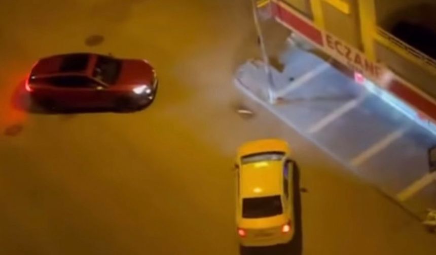 Çöpleri yola döküp geçen araçlara saldırdı