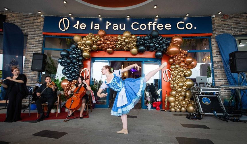 de la Pau Coffee and Bistro, servis robotlarıyla Balıkesir'de kapılarını açtı