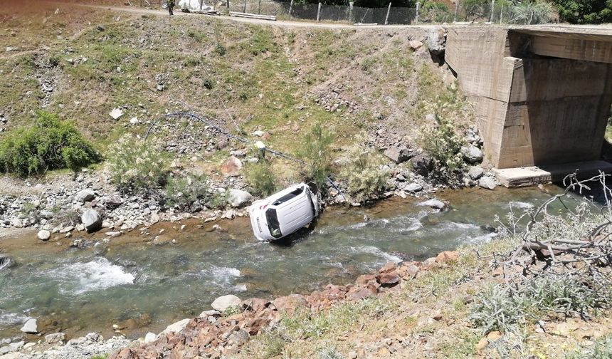 Dereye yuvarlanan hafif ticari aracın sürücüsü öldü