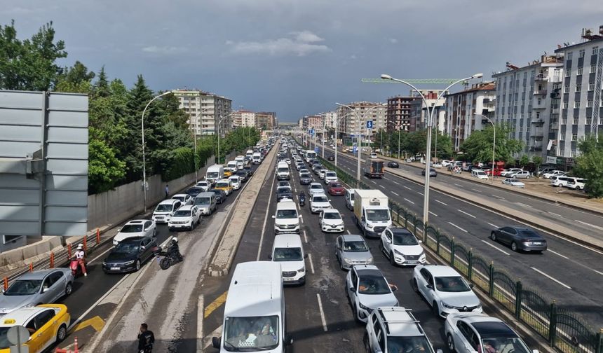 Diyarbakır’da sağanak; yollar suyla doldu, kırılan ağaç dalları araçların üzerine düştü