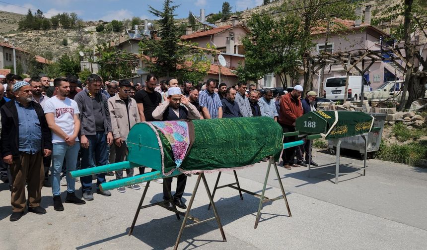 Dumandan zehirlenen çift toprağa verildi