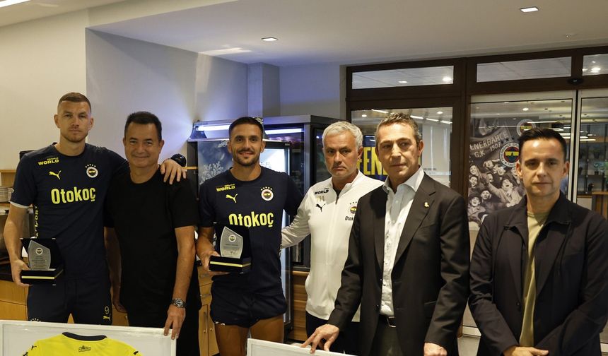 Edin Dzeko ve Dusan Tadic'e teşekkür plaketi verildi