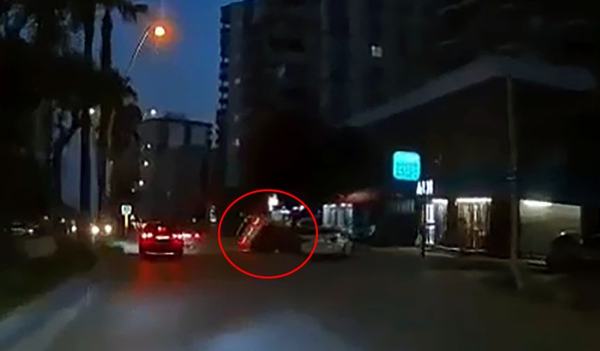 Ehliyetsiz sürücünün makas atarken trafiği birbirine kattığı anlar kamerada
