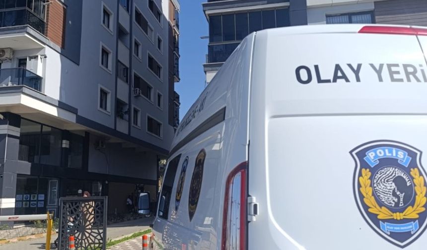 Emekli doktor evinde ölü bulundu