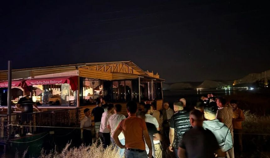 Fırat Nehri'nde duba restoranın halatının kopması paniğe neden oldu