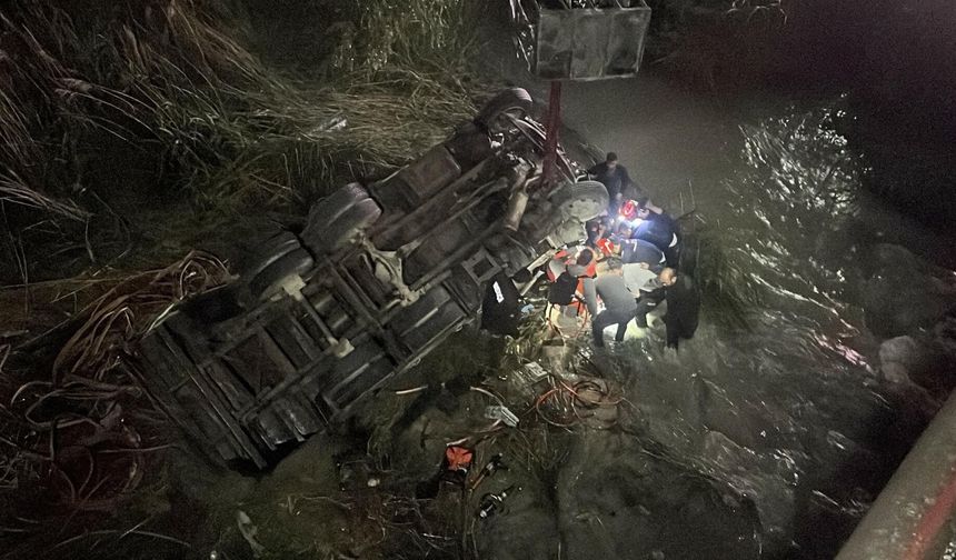 Freni boşalan kamyonet, otomobillere çarpıp Eşen Çayı’na uçtu; 2 yaralı/ Ek fotoğraflar