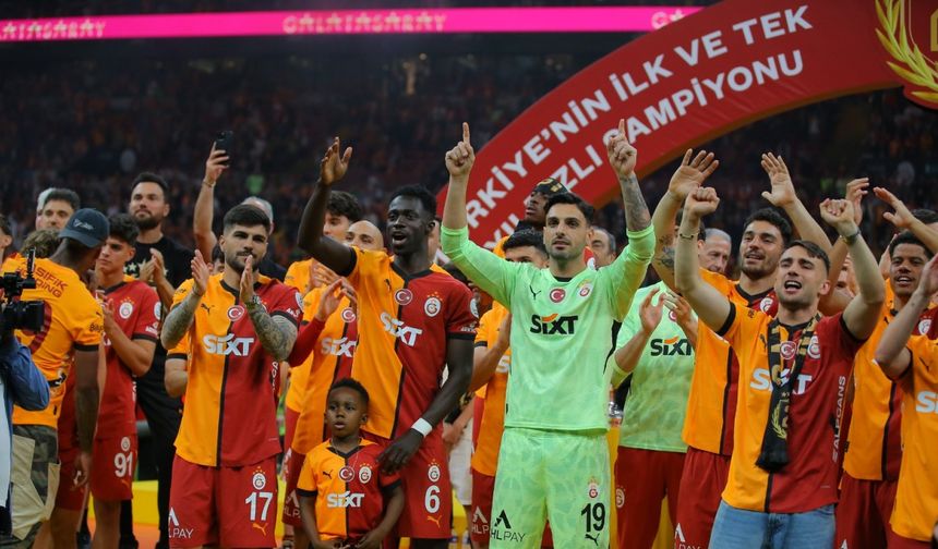 Galatasaray şampiyonluğunu taraftarıyla stadyumda kutladı / Ek Fotoğraflar