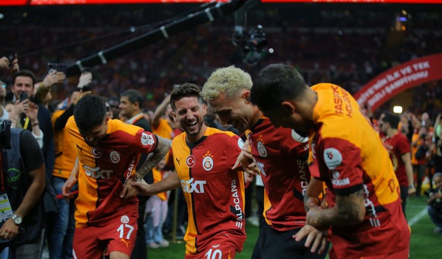 Galatasaray şampiyonluğunu taraftarıyla stadyumda kutladı / Fotoğraflar