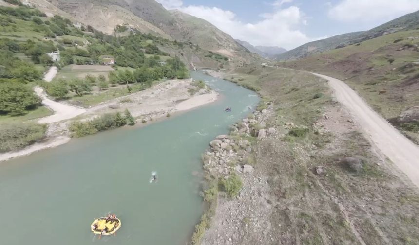 Garzan Çayı'nda ilk rafting; Batman Valisi de kürek çekti
