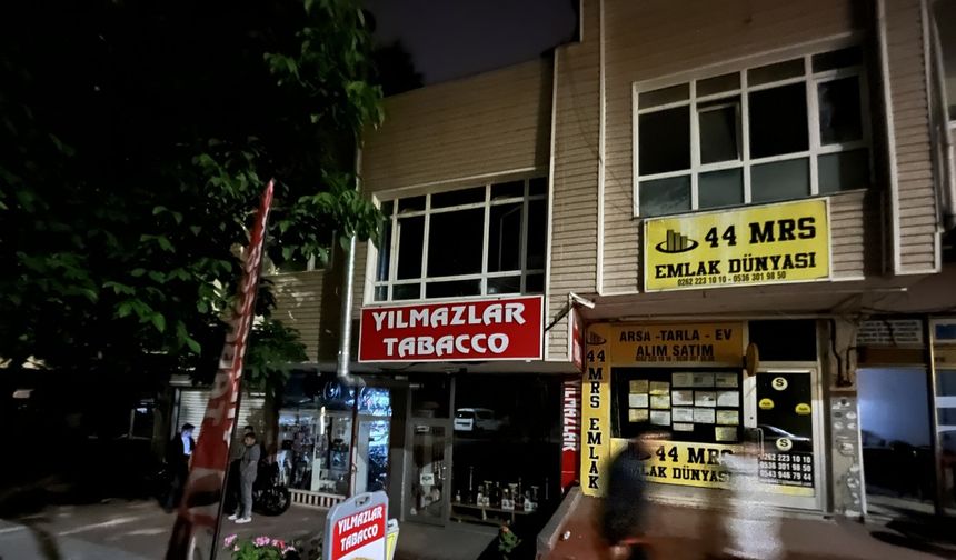 İş merkezinin 2'nci katında kilitli kalan alkollü kişi, pencereden inmek isterken düştü