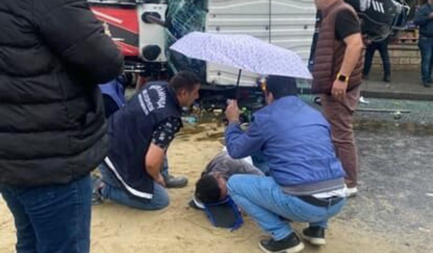 İstanbul- Bayrampaşa'da iş makinesi araçlara çarpıp devrildi-1