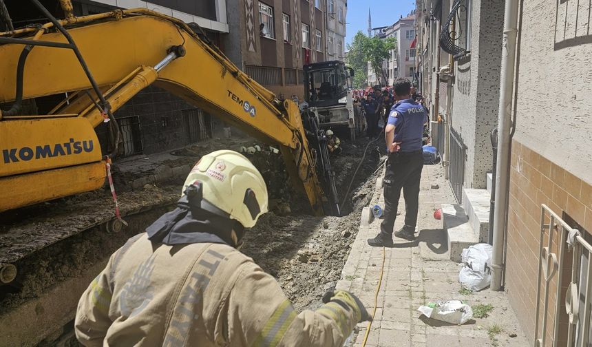İstanbul - Bayrampaşa'da yol çöktü; 1 kişi mahsur kaldı-1