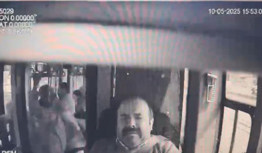 İstanbul - Beylikdüzü'ndeki metrobüs kazası araç içi kamerasında - 3 / (Özel) Şoför mahallinden görüntü
