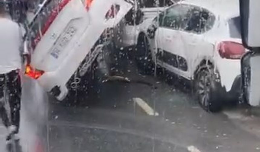 İstanbul - Esenyurt'ta caddede ilerleyen otomobil park halindeki aracın üzerine uçtu
