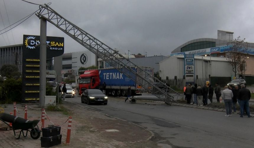 İstanbul - Esenyurt’ta sürücüsünün direksiyon hakimiyetini kaybettiği TIR, refüjdeki PTS direğini devirdi