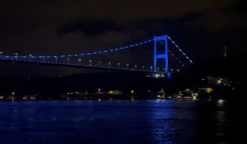 İstanbul - Fatih Sultan Mehmet Köprüsü maviye büründü